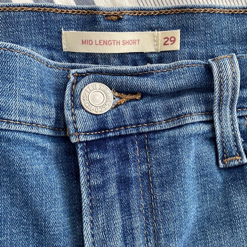 Women’s Levi shorts - Picture 3 of 6